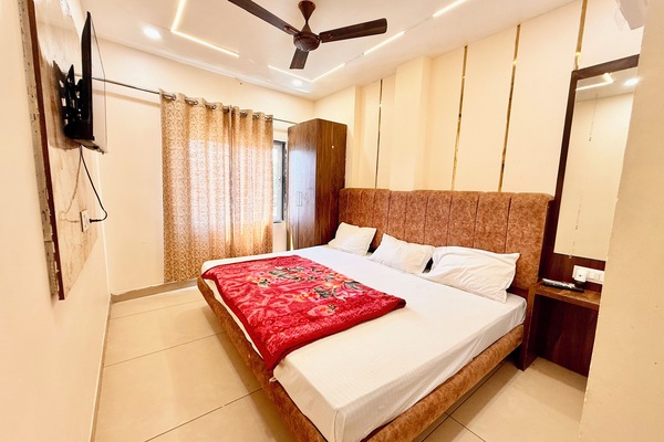 Premium bedding, desk, laptop workspace, soundproofing