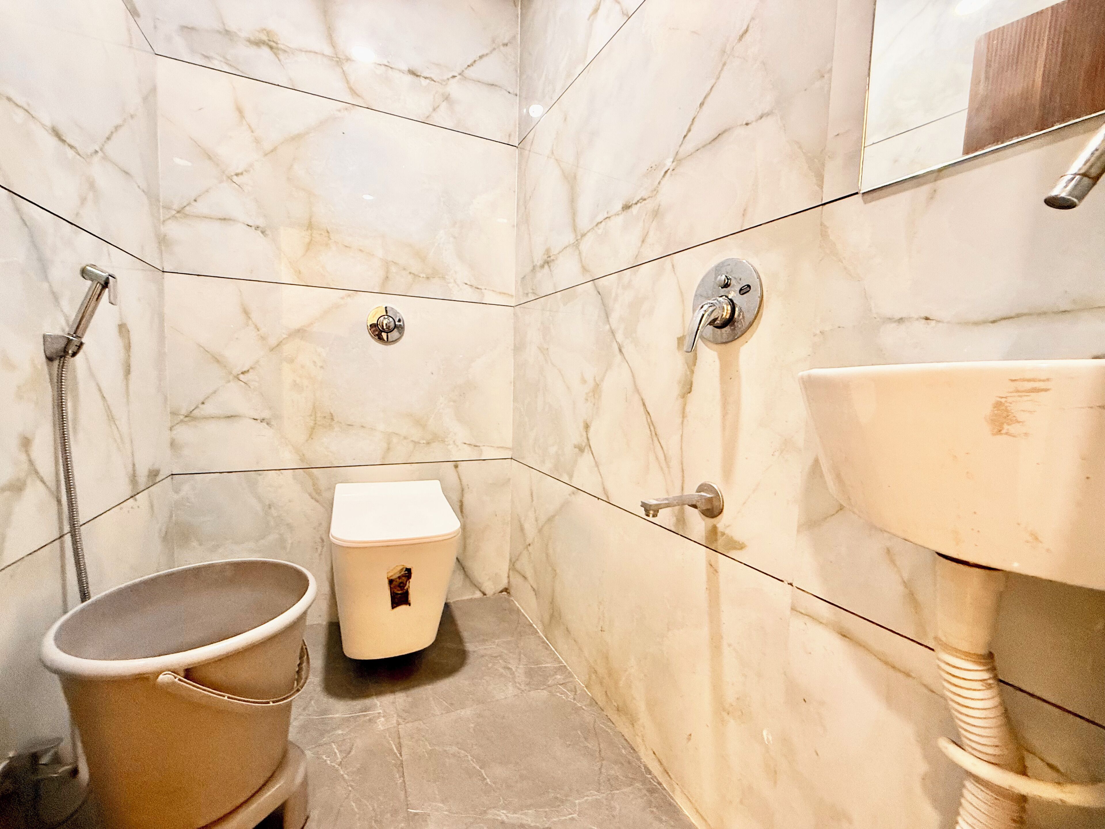 Un baño con inodoro, bidé y lavabo.