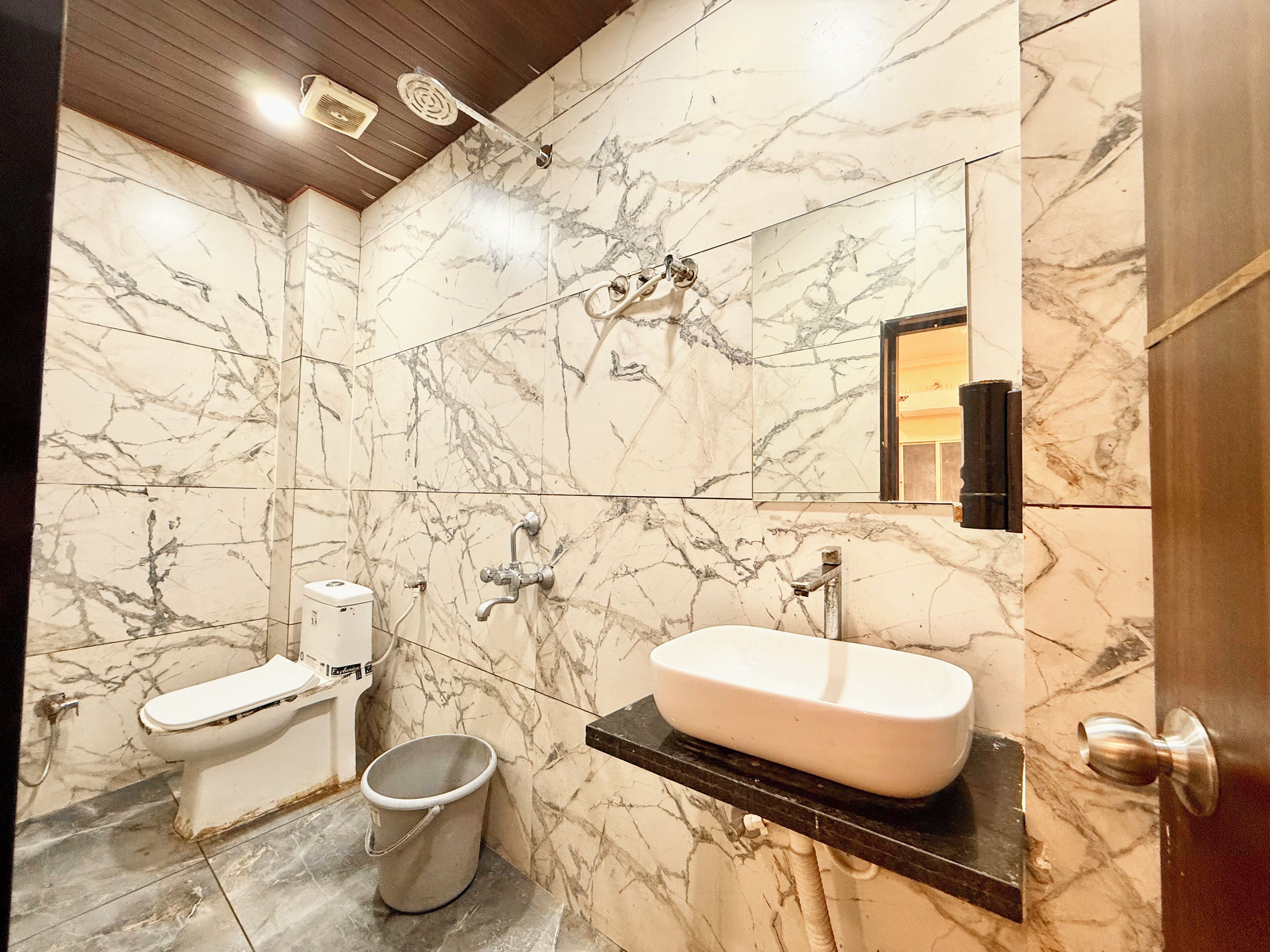Ducha, cabezal de ducha tipo lluvia, bidet, toallas