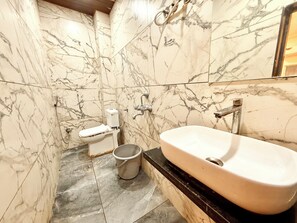 Superior Double Room | Bathroom | Shower, rainfall showerhead, bidet, towels