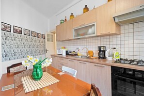 Full-size fridge, microwave, oven, stovetop