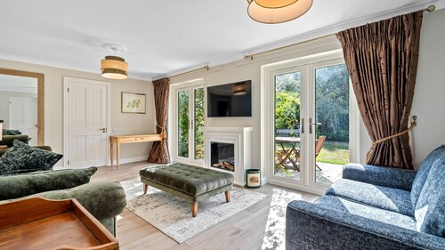 Rose Cottage, Bredons Norton - sleeps 8 guests  in 3 bedrooms