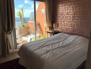 2 bedrooms, iron/ironing board, WiFi