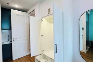 Cribs/infant beds