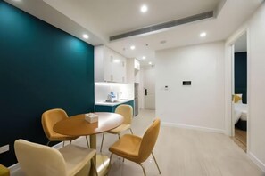 Cribs/infant beds