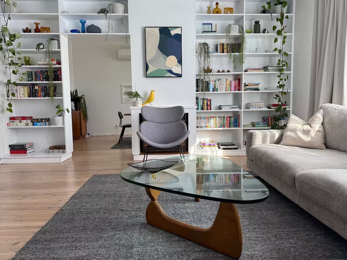 TV connectée, table de tennis de table, livres