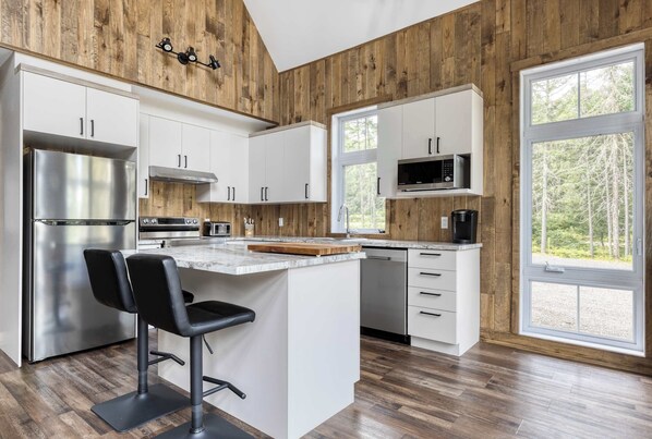 Jääkaappi, mikroaaltouuni, uuni, liesi