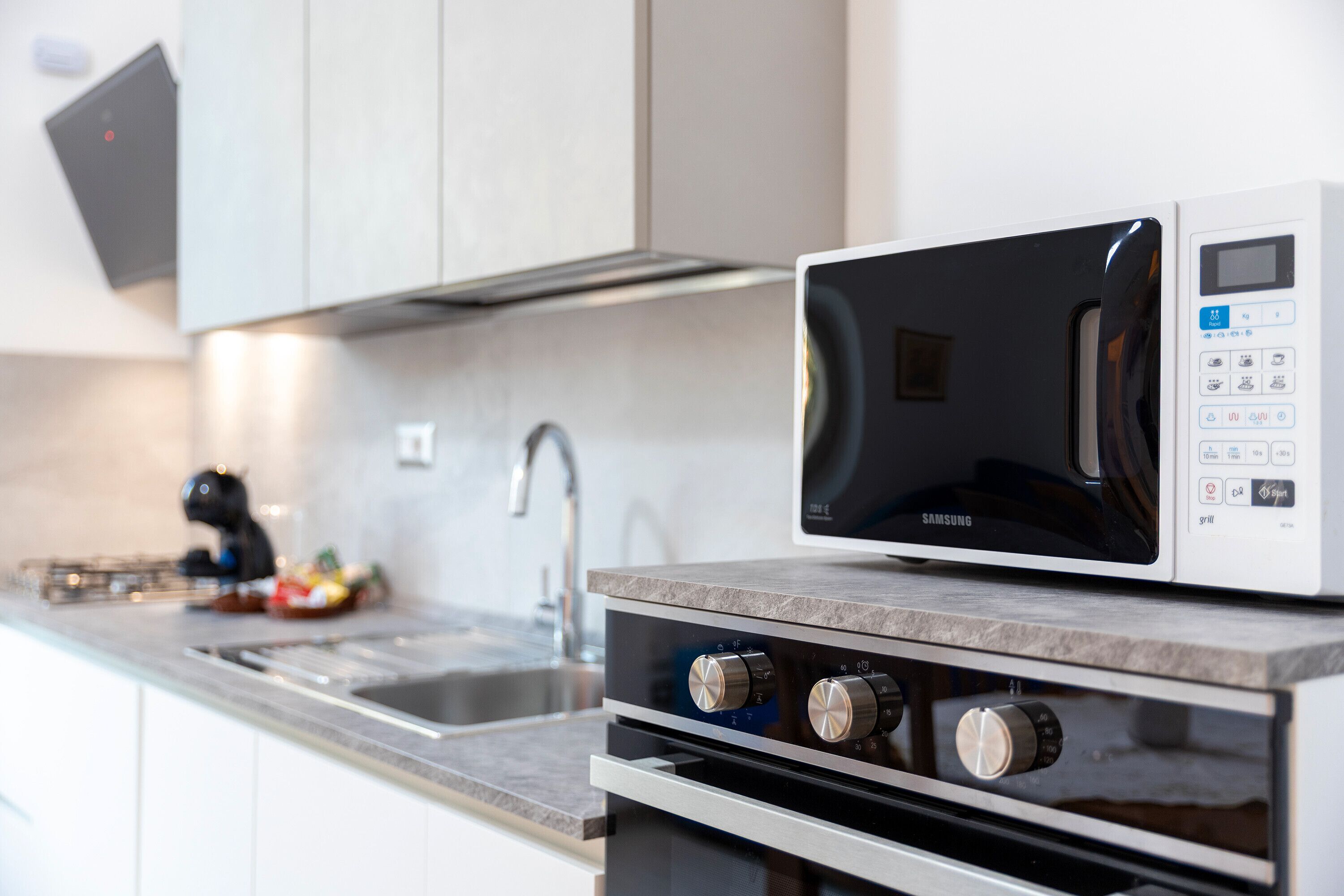 Kühlschrank, Mikrowelle, Ofen, Herdplatte