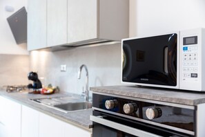Frigorifero, microonde, forno, piano cottura