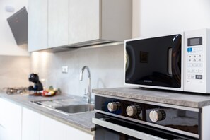 Frigorifero, microonde, forno, piano cottura