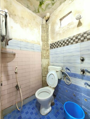 Quarto casal | Banheiro | Chuveiro, produtos de toalete grátis, toalhas de banho, sabonete