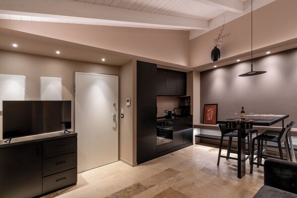 Luxury Apartment, Courtyard View | Living area