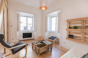 2 bedrooms, iron/ironing board, internet, bed sheets