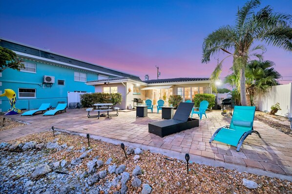 Outdoor dining - 2B Pet Friendly On The Water, BBQ & Boat Dock! (Treasure Island)