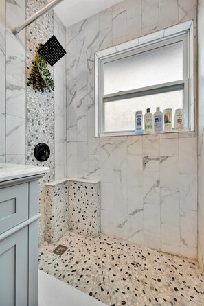 Shower, hair dryer, towels, shampoo - Pet Friendly Condo 9 min Walk to Beach, Waterfront (Treasure Island)