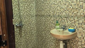 Secadora de cabello, toallas, jabón, papel de baño