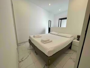 2 habitaciones, tabla de planchar con plancha, wifi y ropa de cama