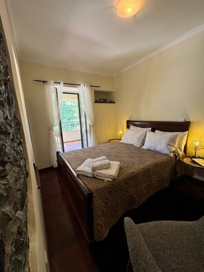 2 chambres, fer et planche à repasser, draps fournis