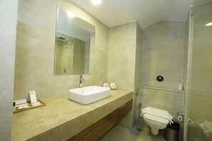 Quarto luxo, vista para a cidade | Banheiro | Chuveiro, produtos de toalete grátis