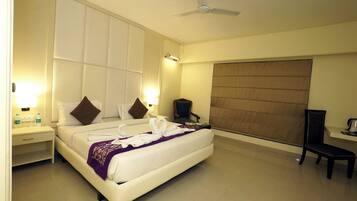 Deluxe Room, City View | Blackout drapes, iron/ironing board, free WiFi