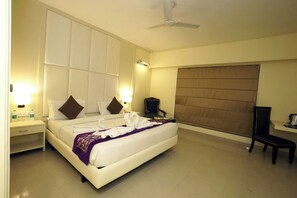 Deluxe Room, City View | Blackout drapes, iron/ironing board, free WiFi