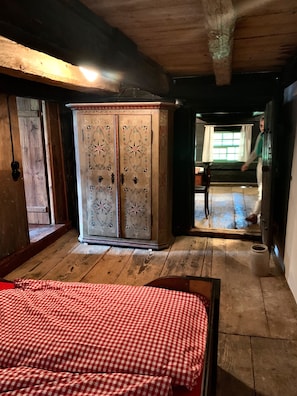 4 habitaciones, tabla de planchar con plancha, wifi y ropa de cama