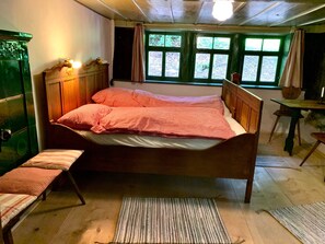 4 bedrooms, iron/ironing board, WiFi, bed sheets