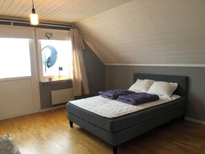 Cortinas blackout, tabla de planchar con plancha, cunas y ropa de cama 