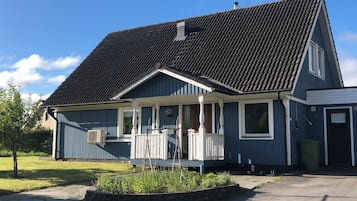 Voorkant accommodatie - avond/nacht