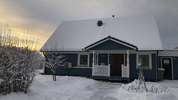 Deluxe House, 4 Bedrooms, Garden View | Blackout drapes, iron/ironing board, cribs/infant beds, bed sheets