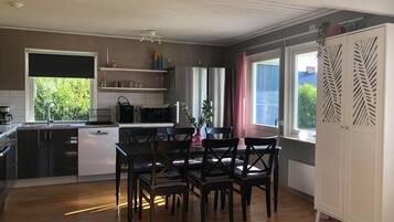 Deluxe House, 4 Bedrooms, Garden View | Private kitchen | Coffee/tea maker, electric kettle