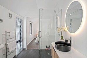 Hair dryer, towels - Central Queenstown Residence (Queenstown)