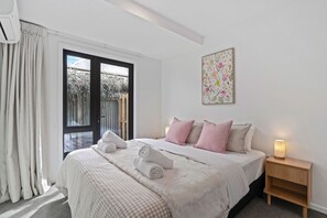 3 bedrooms, iron/ironing board, WiFi, bed sheets