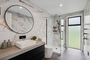 Hair dryer, towels - Luxury Coronet Residence (Queenstown)