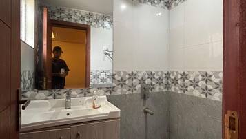 Bidet, serviettes fournies, savon, papier toilette