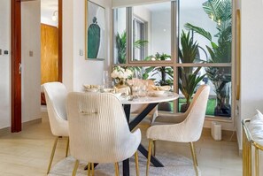 Apartment, Balcony, City View | In-room dining