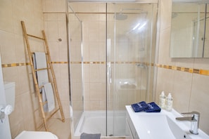 Haartrockner, HandtĂŒcher, Seife, Toilettenpapier