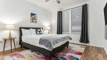 2 多间卧室、办公桌、WiFi、床单