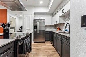 Kjøleskap, mikrobølgeovn, ovn og kokeplater