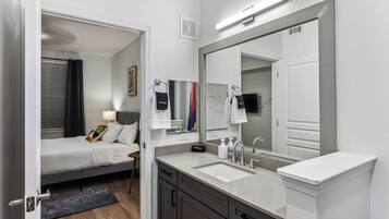 2 室のベッドルーム、デスク、WiFi、ベッドシーツ