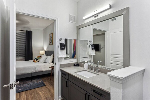 2 bedrooms, desk, WiFi, bed sheets - 2 BD Luxe Oasis, Near The Star and Shops (Frisco)