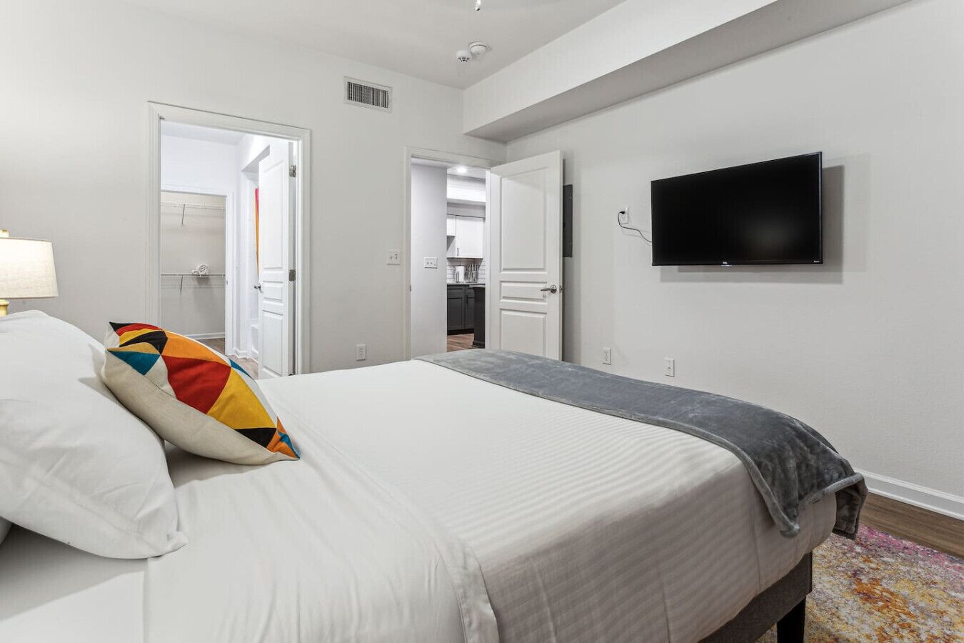 2 多间卧室、办公桌、WiFi、床单