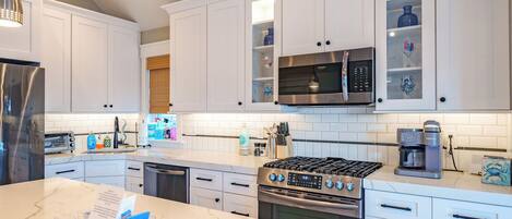 Refrigerador, microondas, horno y parrilla de estufa