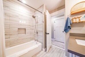 Suihku, hiustenkuivaaja, pyyhkeet, saippua