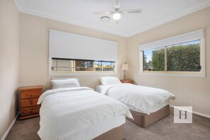 3 عدّة غرف نوم ومكواة/لوح كي وواي فاي وملاءات أسرّة