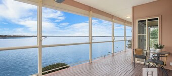 Tide view - A waterfront retreat with a BBQ, Kayak's and local restaurants!