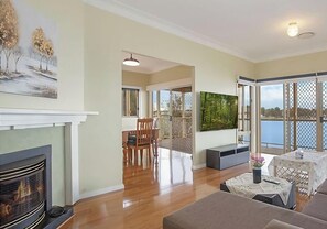 Smart TV, fireplace, books - Tide view - A waterfront retreat with a BBQ, Kayak (Toukley)