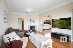 Smart TV, chimenea y libros 