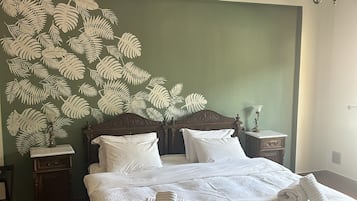 Triple Room, Mountain View | Soundproofing, iron/ironing board, free WiFi