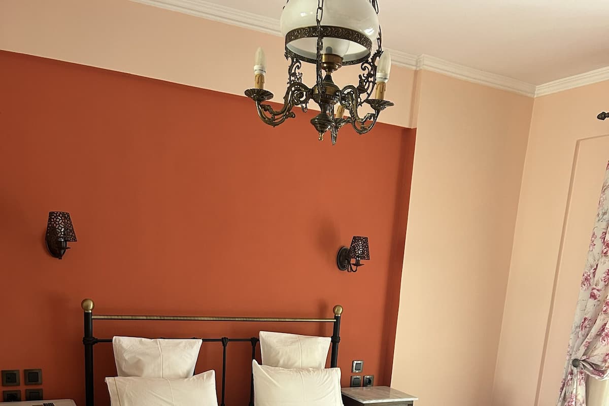 Double Room, Mountain View | Soundproofing, iron/ironing board, free WiFi